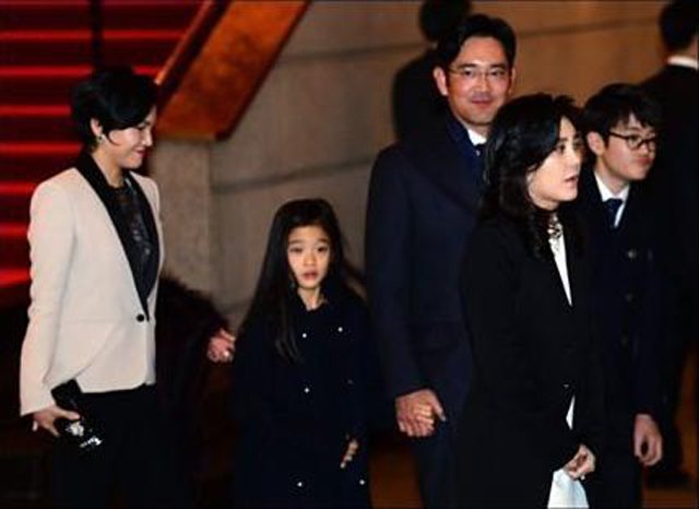 Khí chất bất phàm của tiểu công chúa tập đoàn Samsung: 15 tuổi phải đi lùi  mới tới vạch đích