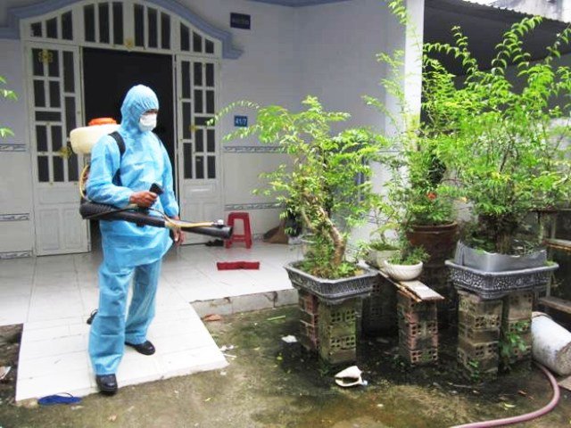 nha co tre nho, co nen tu phun thuoc diet muoi de phong ngua sot xuat huyet? - 5
