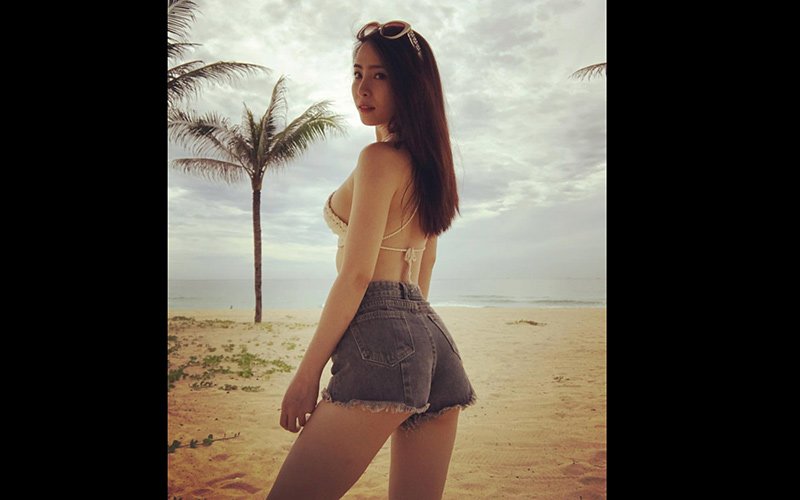 Nữ diễn viên thường xuyên diện quần short jeans, cô khoe bức ảnh tuyệt đẹp trên bãi biển cùng chiếc áo lưới cột dây quá nóng bỏng thế này đây. 
