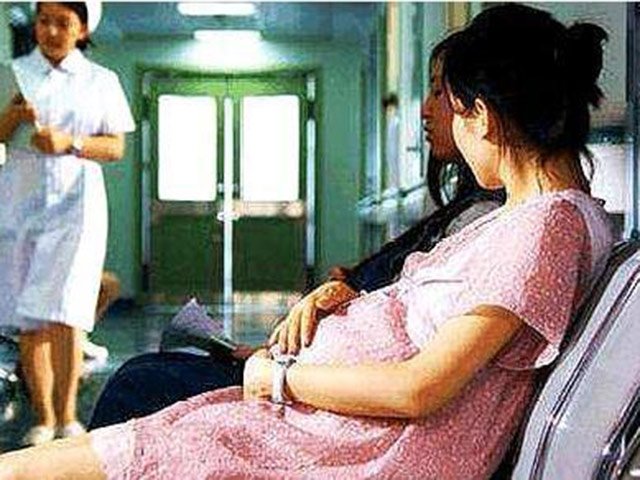 Chồng đưa vợ đi đẻ con đầu, bác sĩ nhìn vùng kín nói: Đây không phải đứa con đầu lòng