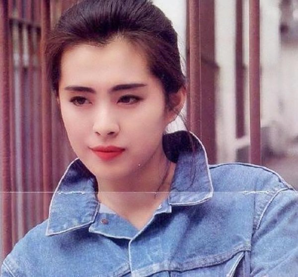 vuong-to-hien-de-nhat-my-nhan-chau-a-vut-bo-dua-con-moi-lot-long-vi-bi-boi-bac-4-1564502232-363-width600height557.jpg
