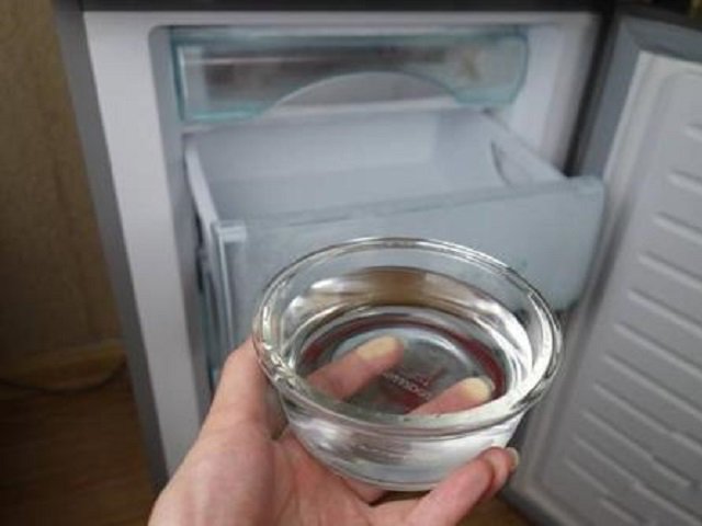 Để 1 cốc nước qua đêm trong tủ lạnh, tiết kiệm cả triệu tiền điện mỗi năm nhờ mẹo này