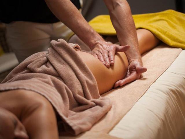 Đi mát-xa rồi ngủ quên, cô gái tỉnh dậy hốt hoảng thấy nam nhân viên trong tư thế nhạy cảm