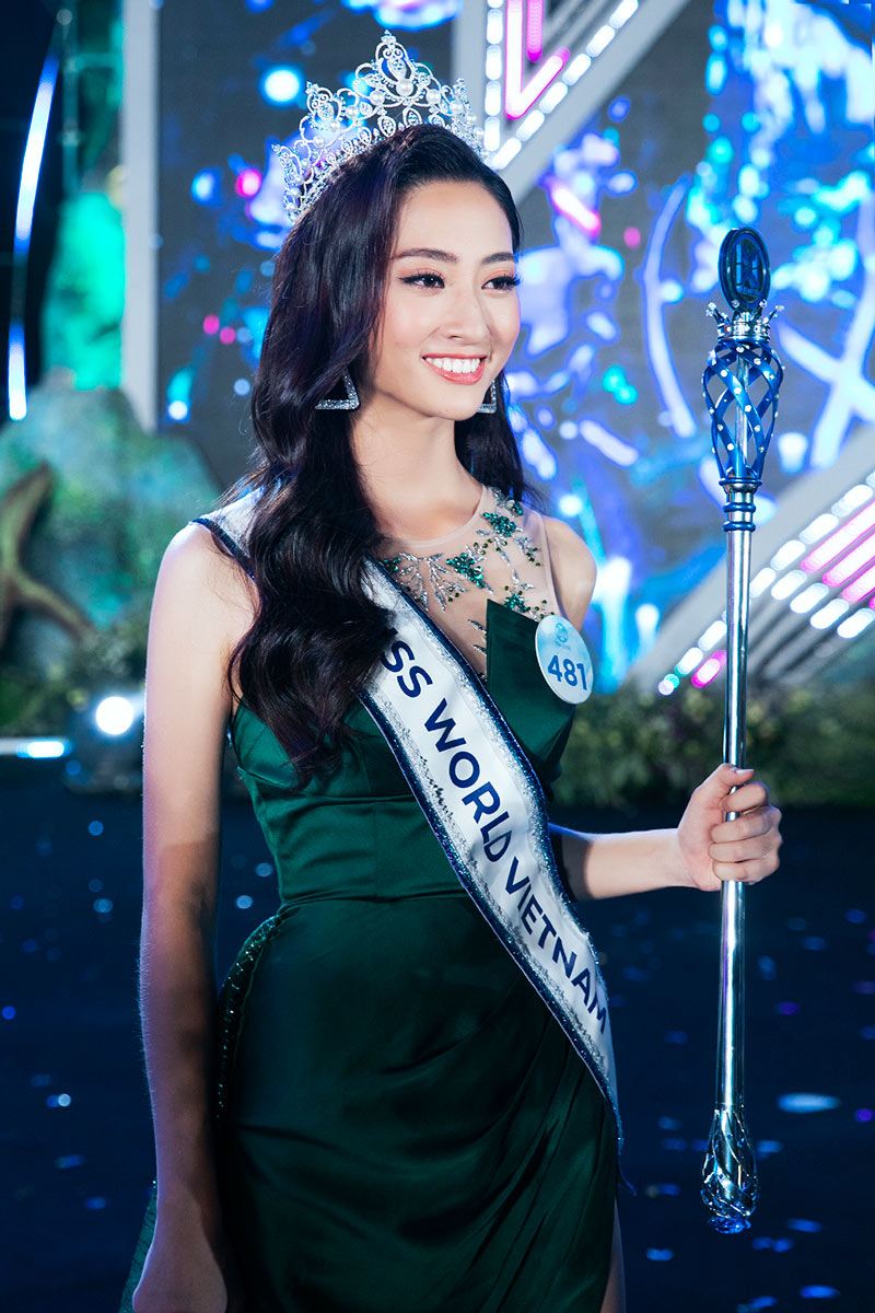 ★★★★★ ROAD TO MISS WORLD 2019 ★★★★★ - Page 3 It-ai-biet-rang-hoa-hau-luong-thuy-linh-thuoc-top-my-nhan-co-vong-ba-khung-nhat-nhi-vbiz-1a-1565247989-913-width800height1200
