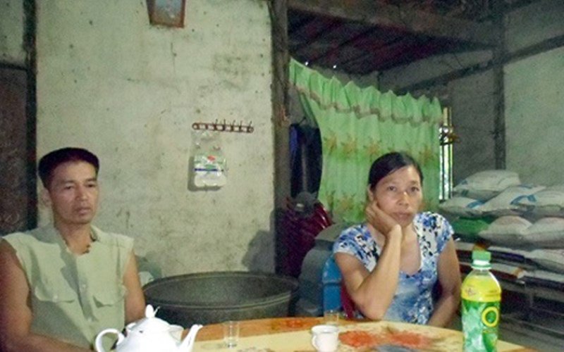 Hình ảnh Triệu Thị Hà chụp ảnh cùng bố mẹ trước cửa căn nhà cấp 4 cũ được truyền thông đăng tải gây chú ý với dư luận. Được biết, mẹ Hoa hậu là lao động chính trong nhà với công việc làm nương rẫy vì bố cô sức khỏe yếu.
