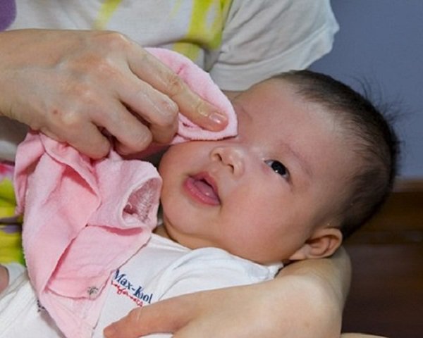 Trẻ sơ sinh bị đau mắt phải chữa trị tại nhà như thế nào? - 3