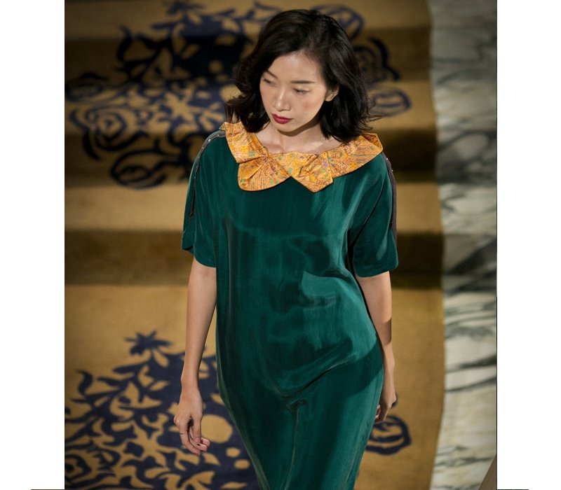 Thiết kế đầm suông có tay mang sắc thái xanh lam phối kết ngẫu hứng cùng tông vàng nơi cổ áo mang đến cho phái đẹp một diện mạo nổi bật, cuốn hút. 

