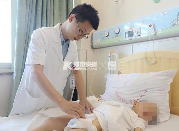 hai anh em deu bi dau sung o ben phai nhap vien, nguyen nhan den tu nha hang xom - 1