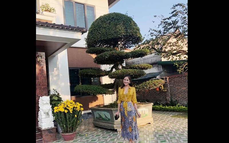 Sau khi nổi tiếng cô tiết lộ, đã báo hiếu bố mẹ bằng 1 căn nhà to nhất xã, căn biệt thự ở quê có kinh phí xây dựng là 7 tỷ đồng, rộng 700m2, tọa lạc tại xã Nghi Liên, thành phố Vinh, Nghệ An. 
