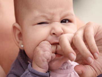 9 dấu hiệu trẻ mọc răng và cách làm giảm khó chịu cho bé