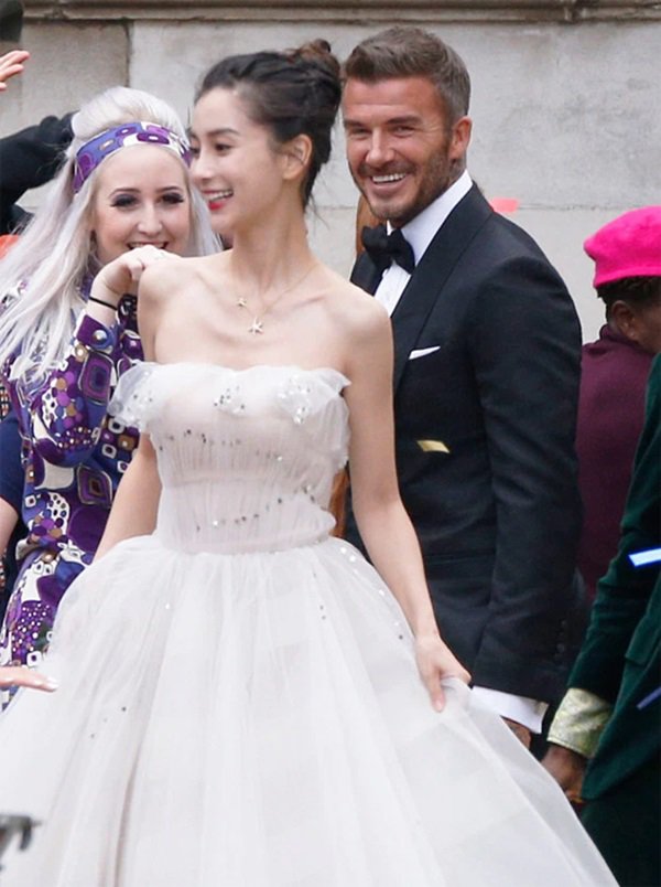 Angelababy và Huỳnh Hiểu Minh là một trong những cặp đôi cưới được chờ đợi nhất, và bộ ảnh cưới của họ đến từ nhà thiết kế danh tiếng của David Beckham còn tạo thêm điểm nhấn cho sự kiện này. Hãy đến với bộ ảnh này để được khám phá không gian lãng mạn và sang trọng từ ngoại hình đến phong cách chụp hình.
