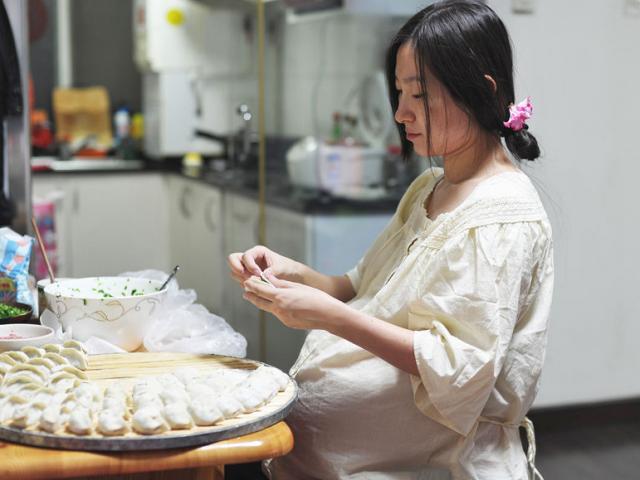 Bầu vượt mặt vẫn cố ôm bụng lau nhà, dâu mới nghẹn lòng nghe em chồng xỉa xói