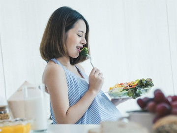Mẹ bầu tháng thứ 8 cần lưu ý gì khi chọn thực phẩm để bổ sung dinh dưỡng cho thai nhi?
