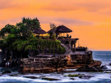 Lội nước khám phá ngôi đền linh thiêng giữa biển Bali