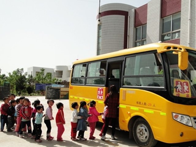 Bé 3 tuổi nhập viện cấp cứu vì bị bỏ quên 7 tiếng trên xe đưa đón trường mầm non