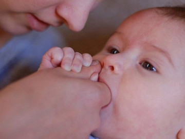 Trẻ sốt mọc răng: Những sai lầm của cha mẹ và hướng dẫn chăm sóc bé đúng cách