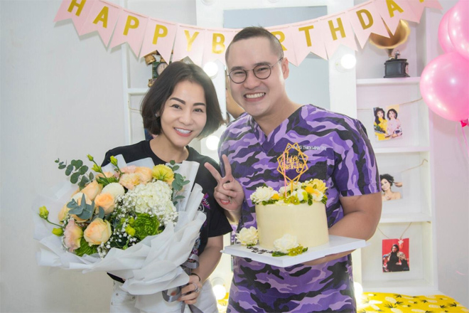 Bạn gái Đặng Văn Lâm khoe quà sinh nhật siêu to khủng lồ  Bên lề sân cỏ   Việt Giải Trí