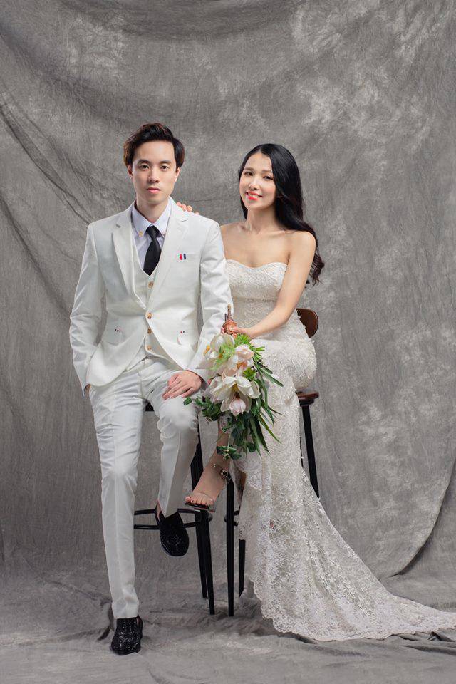 Cùng chiêm ngưỡng bức ảnh cưới của chàng rể Nhung Tuấn và cô dâu xinh đẹp nhất trong đám cưới đang được săn đón nhất hiện nay. Họ trông thật trang nhã và đẹp đôi khi cả hai đứng bên nhau trong bức ảnh cưới này.