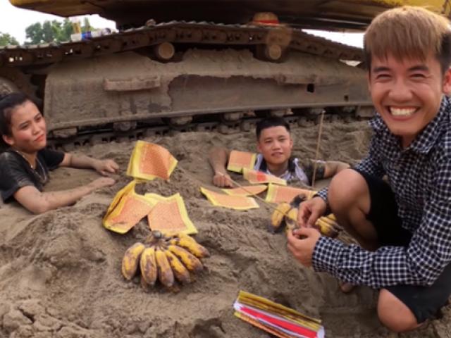 Con trai bà Tân Vlog đùa dại, thắp nhang và vàng mã cúng em gái khiến CĐM ngán ngẩm