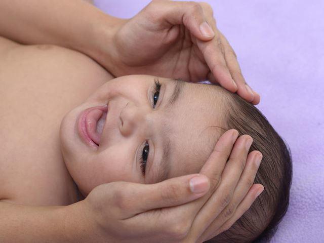 Chải tóc cho bé thường xuyên giúp bé thư giãn