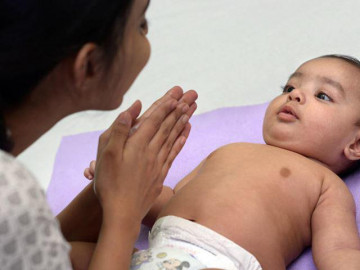 Mát xa trẻ sơ sinh dễ ngủ có ảnh hưởng đến sức khỏe của bé không?
