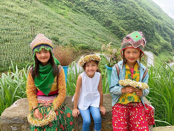 Hãy khám phá vẻ đẹp của dân tộc Việt Nam qua ảnh dân tộc đầy màu sắc và đặc trưng. Cùng giải mã những nét văn hóa, tín ngưỡng độc đáo của các dân tộc nơi đất nước chúng ta. Đây chắc chắn sẽ là hành trang hữu ích cho cuộc hành trình khám phá văn hóa Việt.