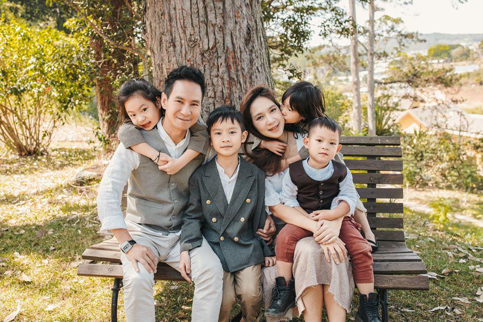 Gia đình 6 người của nam ca sĩ Lý Hải luôn là điều được dư luận quan tâm và đánh giá cao. Hình ảnh của gia đình anh luôn tràn đầy niềm vui và hạnh phúc. Hãy cùng xem hình ảnh để khám phá sự đoàn kết và đầy yêu thương của gia đình Lý Hải.