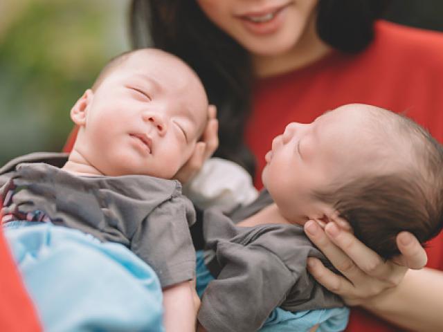 Mẹ sinh đôi nhưng 2 bé đều không phải con mình: 3 ca xét nghiệm ADN lạ nhất ngành y