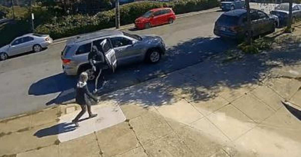 Thanh niên đi ô tô lao tới tấn công cụ bà để cướp tiền