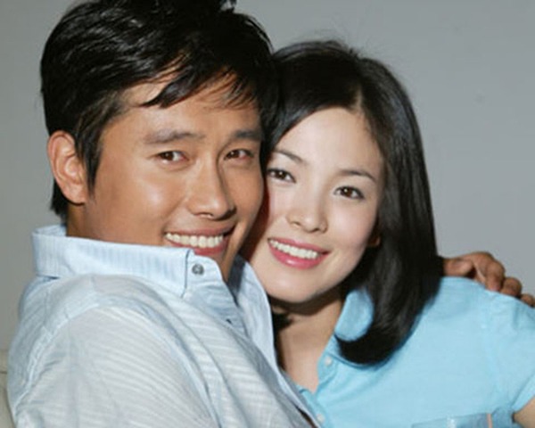 Giữa lúc người cũ Song Hye Kyo dính tin tình ái, Lee Byung Hun và vợ quấn  quýt không rời