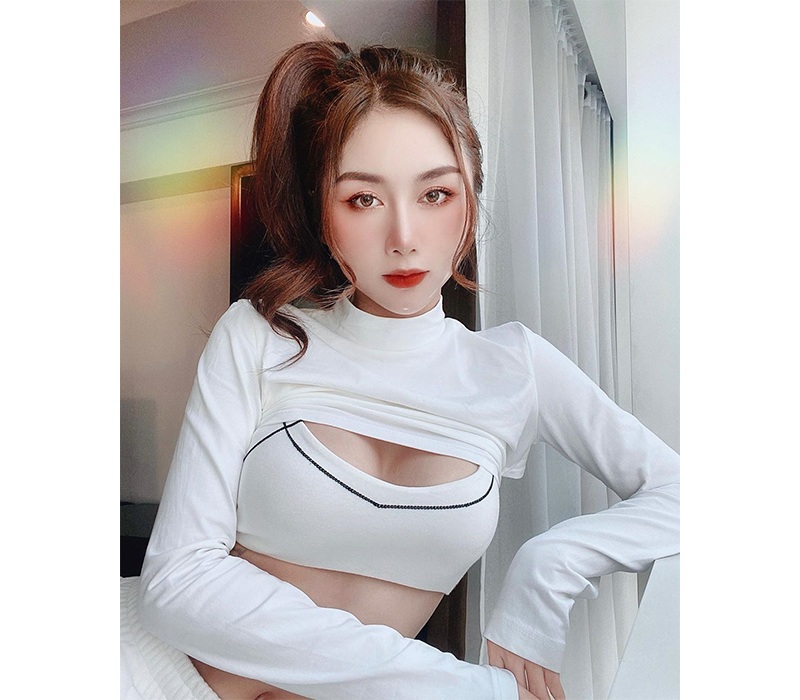 Quỳnh Nhi (sinh năm 1995), hay còn được biết tới với nickname Yuu Quỳnh Nhi, là một nữ DJ kiêm người mẫu quảng cáo nổi tiếng trên mạng xã hội. Nữ DJ 9X vốn sinh ra và lớn lên tại Đà Lạt. 
