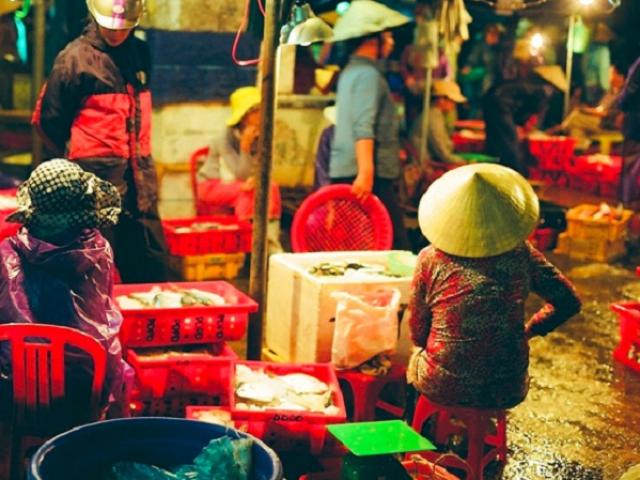 Hoa mắt với lịch trình của 3 ca mới ở Quảng Nam: Đến đám tang, bán bánh mỳ ở chợ