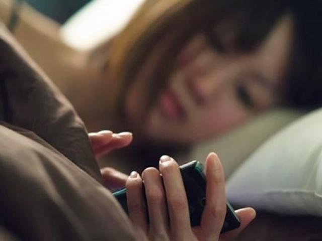 3 năm sau khi kết hôn, vợ phát hiện bí mật động trời khi xem điện thoại chồng