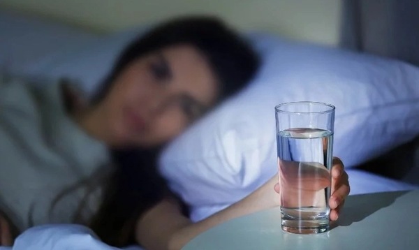 2 vật để cạnh giường khi ngủ quý hơn thuốc bổ, 4 vật cạnh giường ngang với  thuốc độc