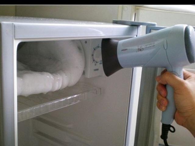 Cầm máy sấy đứng trước tủ lạnh 5 phút, bạn sẽ vỡ òa khi thấy thứ chảy ra bên trong