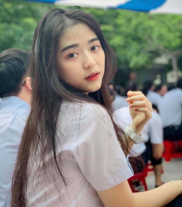 Vô tình bị bạn chụp lén, nữ sinh 2k2 đẹp đến mức làm bao trái tim thổn thức Vô Tình Bị Bạn Chụp Lén, Nữ Sinh 2K2 Đẹp Đến Mức Làm Bao Trái Tim Thổn Thức