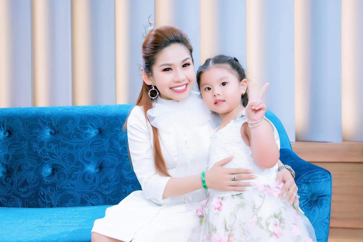 Con gái nuôi Kim Tử Long lấy chồng không dám công khai, mang bầu vẫn phải lăn lộn kiếm tiền - 1