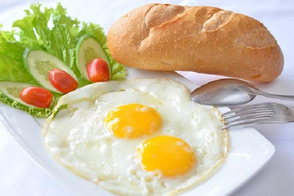 Cách làm trứng ốp la ăn với bánh mì ngon miệng cho bữa sáng - 1