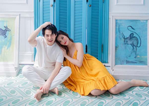 Đông Nhi bầu to vẫn chăm amp;#34;sống ảoamp;#34;, trèo cửa sổ chụp ảnh khiến fan hết hồn - 1