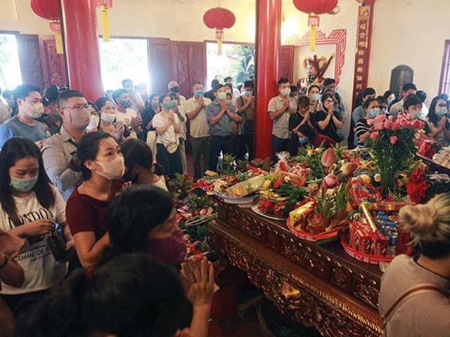 Bất chấp dịch COVID-19, phủ Tây Hồ vẫn đông nghịt người đi lễ trong ngày đầu tháng cô hồn