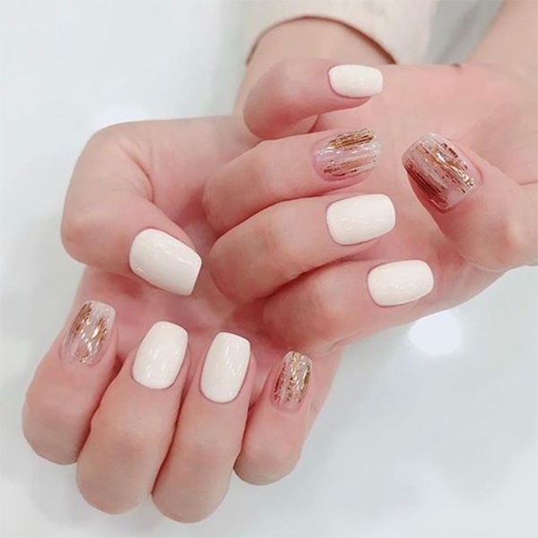 Bạn đang tìm kiếm mẫu nail sơn trắng tuyệt vời? Chúng tôi giới thiệu đến bạn một mẫu nail sắc trắng tuyệt đẹp, được trang trí bằng những họa tiết hoa sang trọng và đẹp mắt.