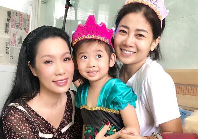 Hội bạn thân toàn Hoa hậu Á hậu tề tựu để chúc mừng sinh nhật Mai Phương  