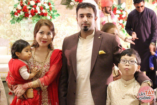 Mẹ Việt đơn thân lấy trai tân Pakistan, đám cưới dát vàng, chồng tặng cho  cả xấp tiền