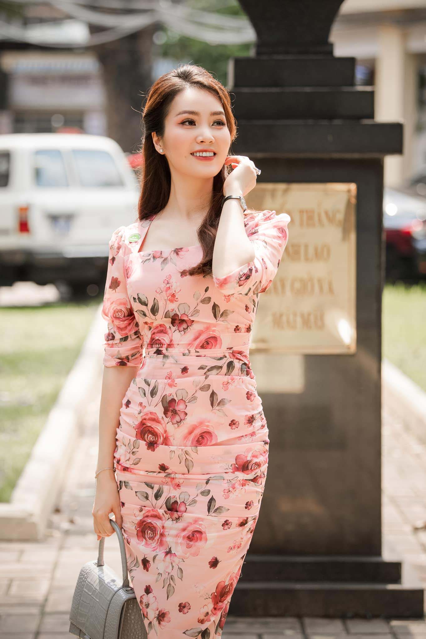 U40 vẫn diện váy hoa trẻ trung rạng ngời, BTV Thuỵ Vân không hổ ...
