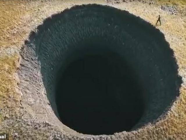 Phát hiện hố tử thần khổng lồ, sâu 50 mét ở Siberia