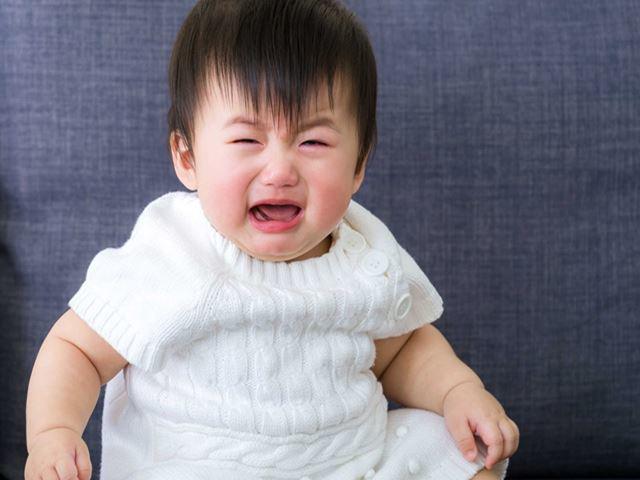 Trẻ 1 tuổi khóc đêm: Hãy tìm hiểu về nguyên nhân khiến trẻ 1 tuổi khóc đêm thông qua bức hình đầy xúc cảm này. Chắc chắn sẽ có rất nhiều thông tin bổ ích giúp bạn có thể giúp bé yêu của mình yên giấc hơn.