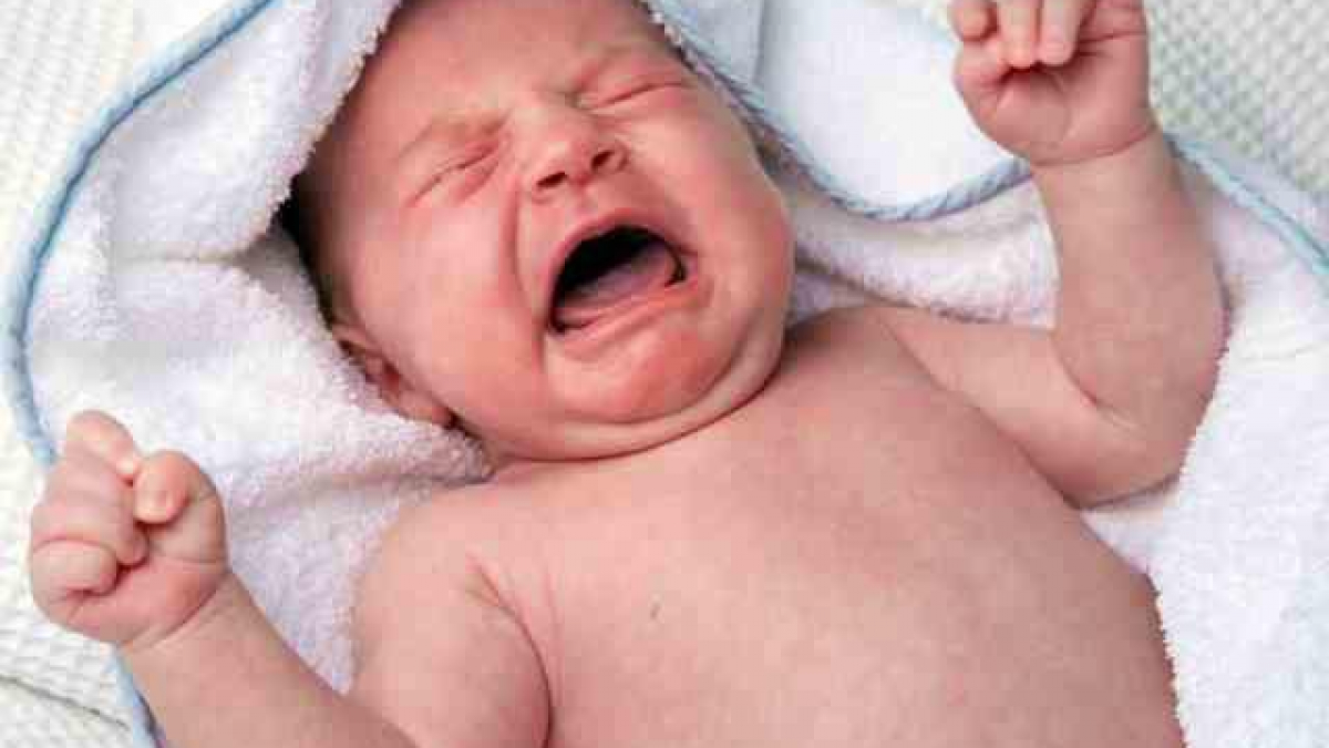 Trẻ sơ sinh khóc thét từng cơn giữa đêm: Nguyên nhân và cách khắc phục