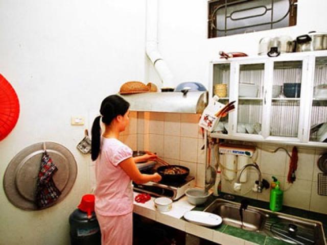Nhân lúc vợ con ra ngoài, chồng 4 lần trút bầu tâm sự với cô giúp việc và cái kết