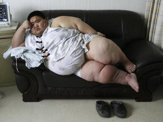 Người đàn ông 225kg đi không nổi vẫn làm thiếu nữ có thai, con chào đời ai cũng trầm trồ