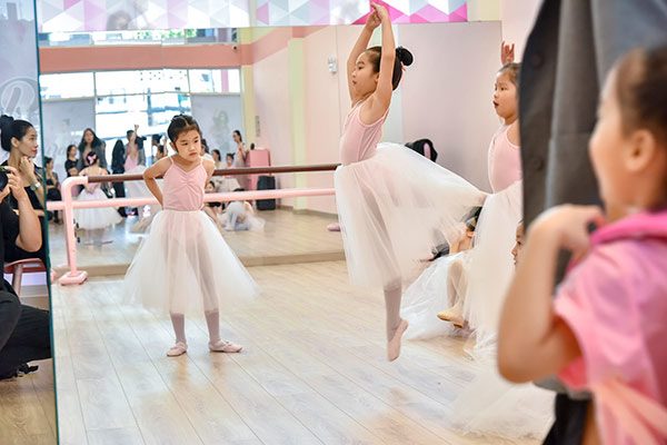 Trang phục khiêu vũ trẻ em Lựa chọn đồ múa hiện đại thế nào đẹp
